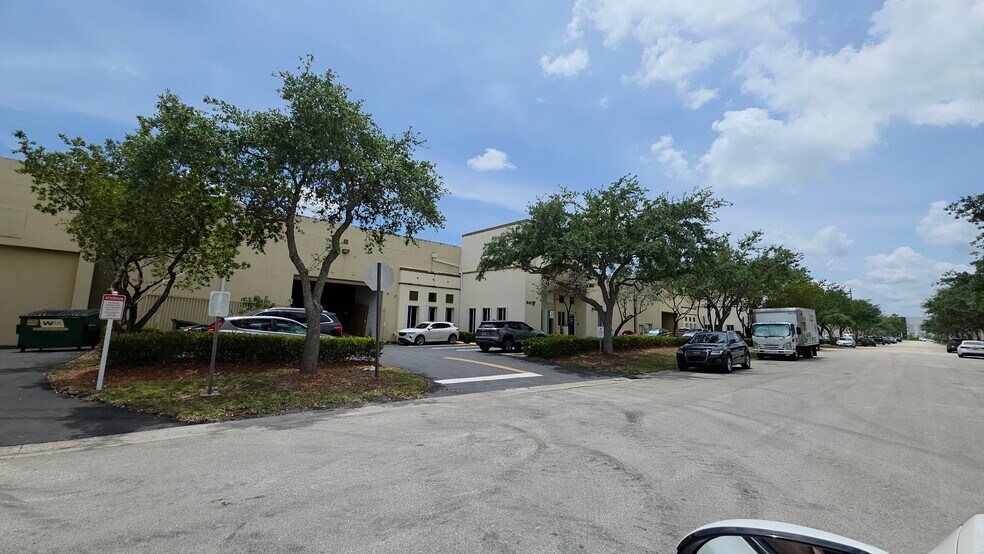 10420 NW 37th Ter, Miami, FL à vendre - Photo de l’immeuble – Image 1 sur 25