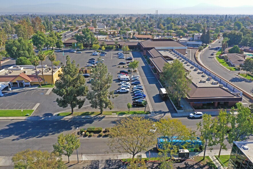 4823 Stockdale Hwy, Bakersfield, CA à louer - Photo de l’immeuble – Image 1 sur 11
