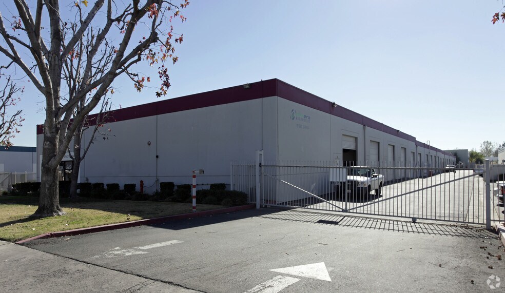 760 E Francis St, Ontario, CA à louer - Photo de l’immeuble – Image 2 sur 6