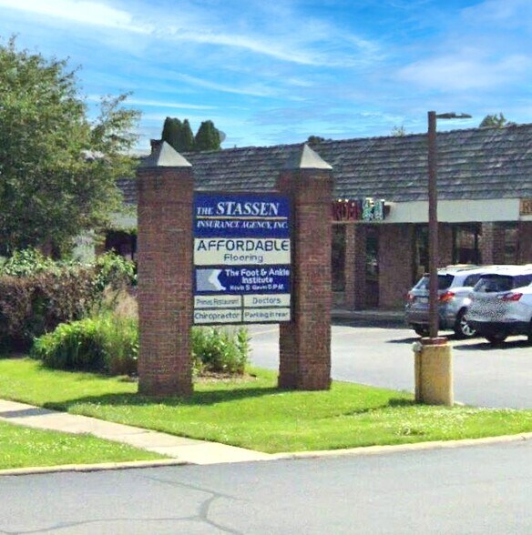 1662-1684 S Eastwood Dr, Woodstock, IL à louer - Photo de l’immeuble – Image 2 sur 3