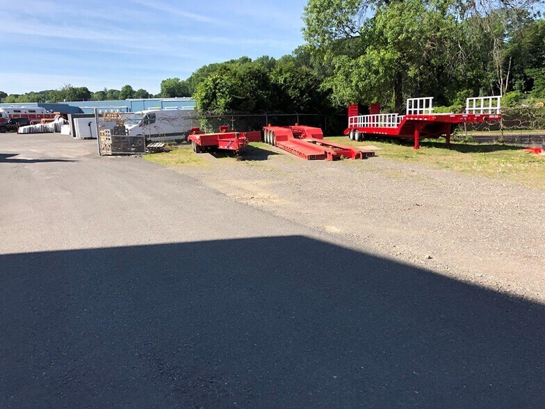 93 Triangle St, Danbury, CT à louer - Photo de l’immeuble – Image 1 sur 8