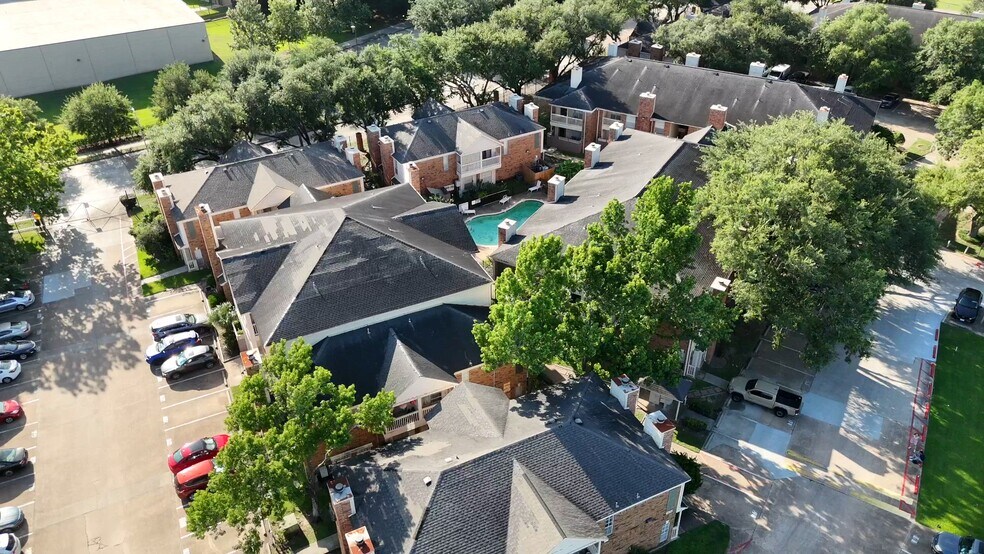 2626 Holly Hall St, Houston, TX à vendre - Vidéo sur l’annonce professionnelle – Image 2 sur 29