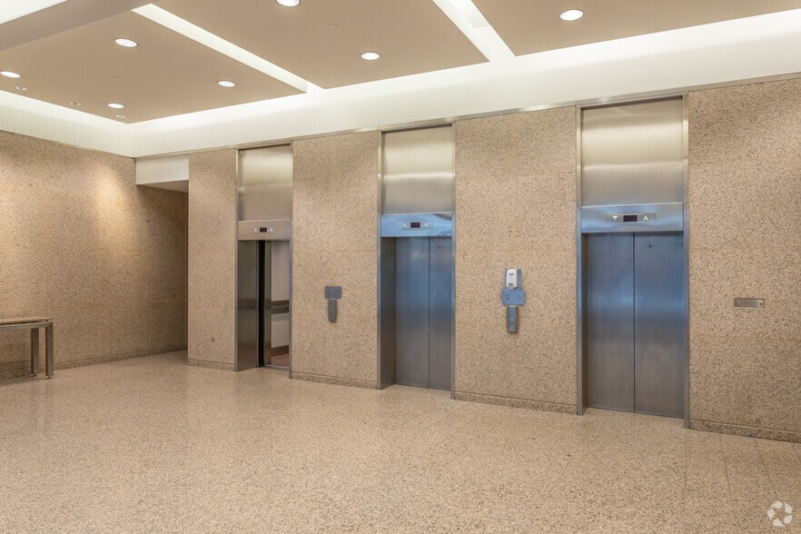 800 W Pender St, Vancouver, BC à louer - Hall d’entrée – Image 2 sur 4