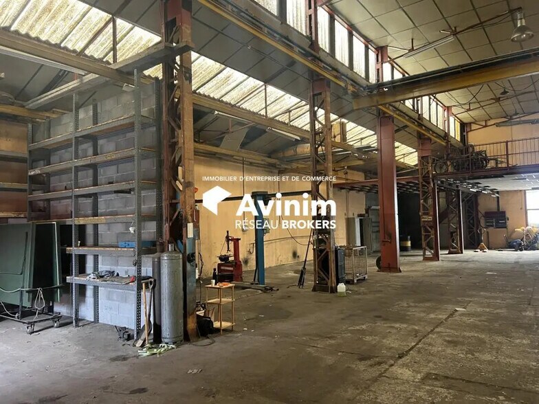 Local d’activités dans Décines-Charpieu à louer - Photo de l’immeuble – Image 3 sur 14