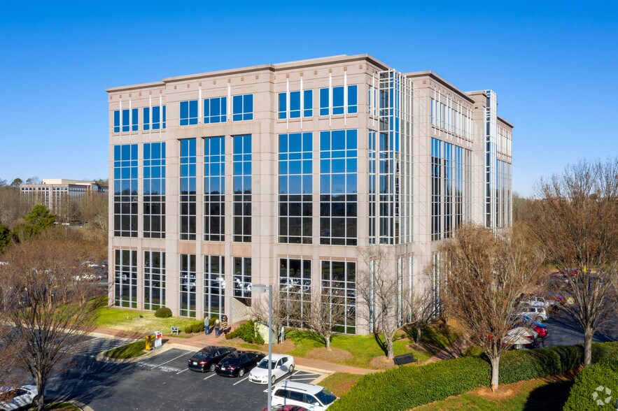 2815 Coliseum Centre Dr, Charlotte, NC à louer - Photo de l’immeuble – Image 3 sur 14
