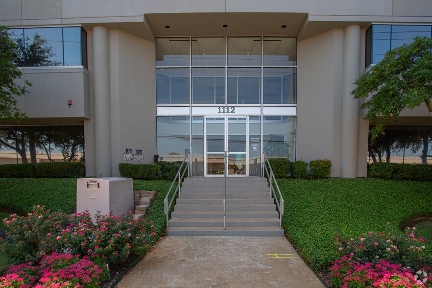 1112 E Copeland Rd, Arlington, TX à louer - Photo de l’immeuble – Image 3 sur 21