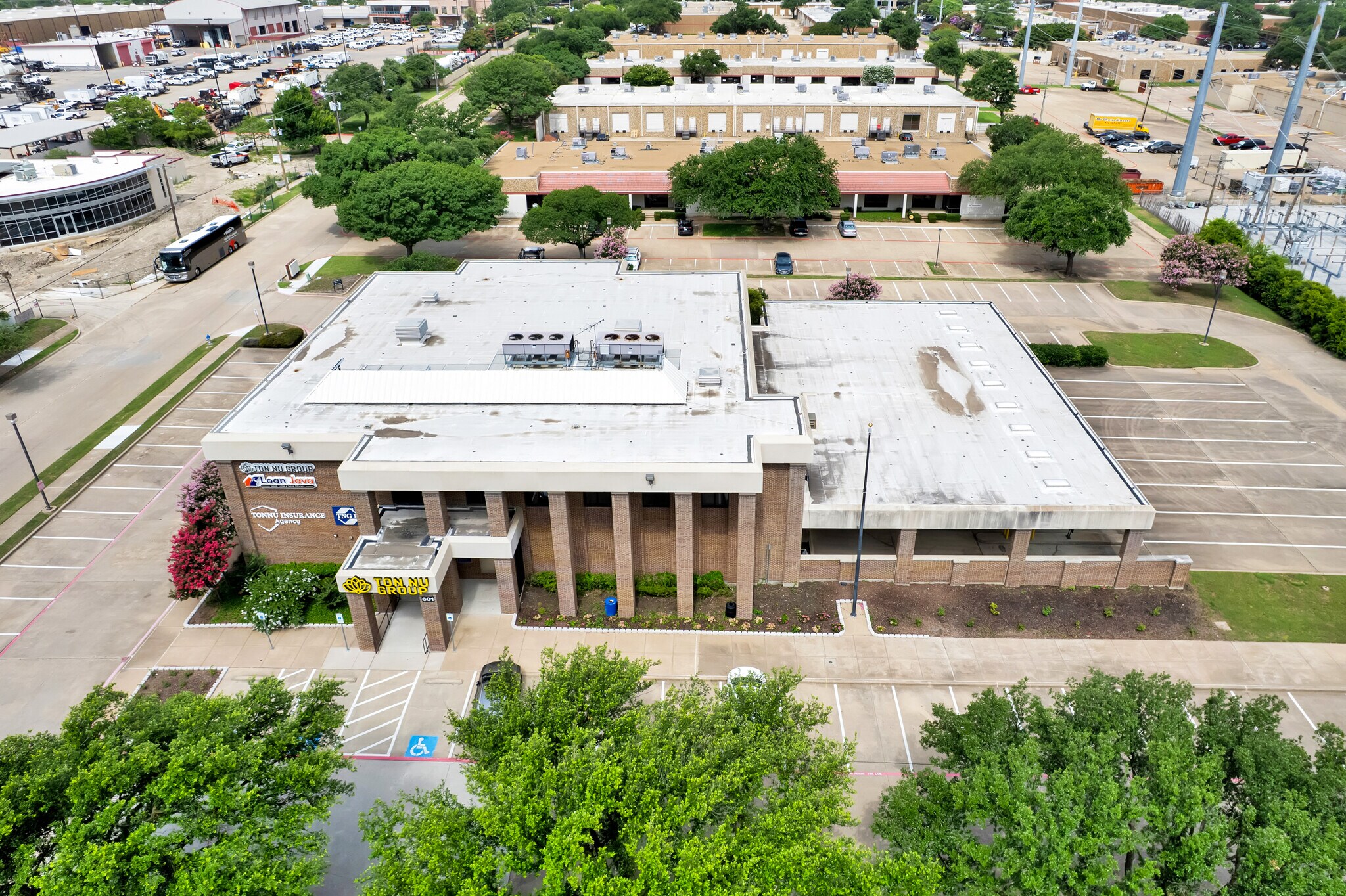 601 N Plano Rd, Richardson, TX à louer Photo de l’immeuble– Image 1 sur 30