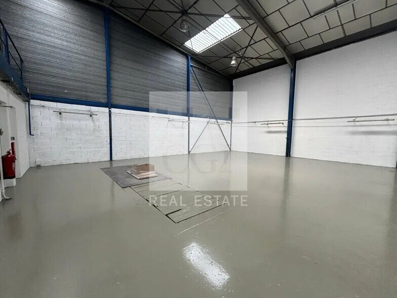 Local d’activités dans Chassieu à louer - Photo de l’immeuble – Image 2 sur 8