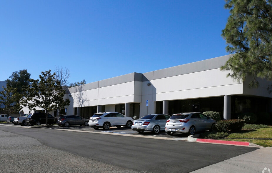 1325 Pico St, Corona, CA à louer - Photo de l’immeuble – Image 3 sur 7
