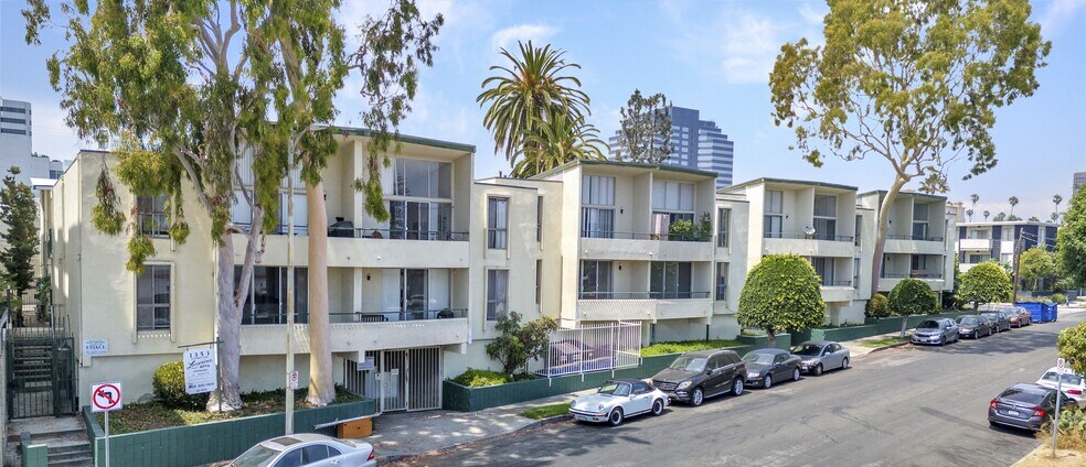 1353 S Carmelina Ave, Los Angeles, CA à vendre - Photo de l’immeuble – Image 2 sur 10
