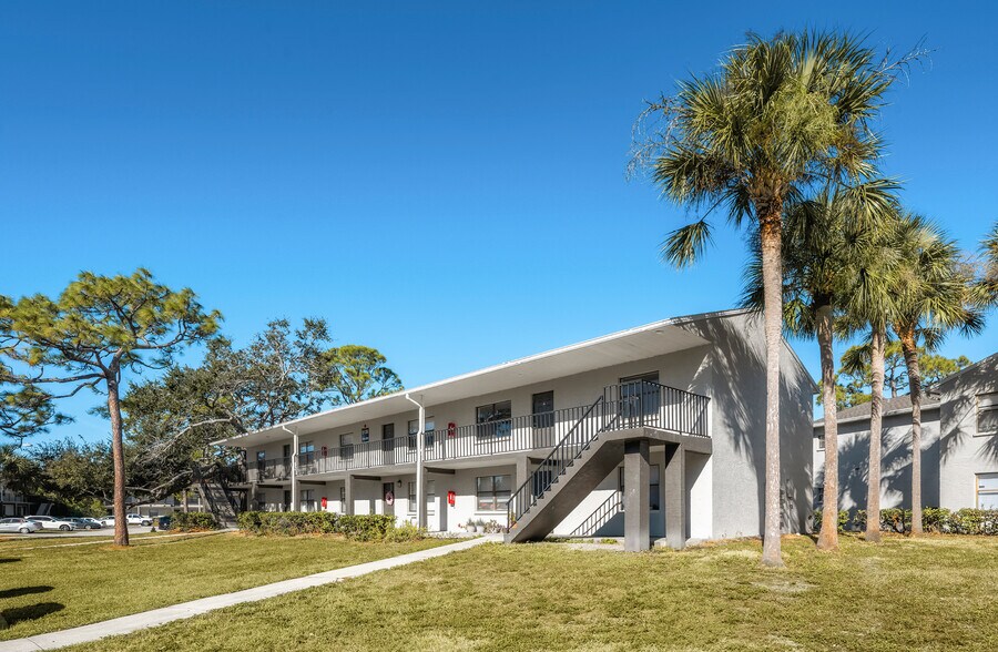 16321 Bolesta Rd, Clearwater, FL à vendre - Photo de l’immeuble – Image 2 sur 30