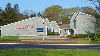 411 State Route 34 N, Colts Neck, NJ à louer Photo de l’immeuble– Image 1 sur 1