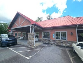 1216 Asheville Hwy, Hendersonville, NC à louer Photo de l’immeuble– Image 1 sur 24