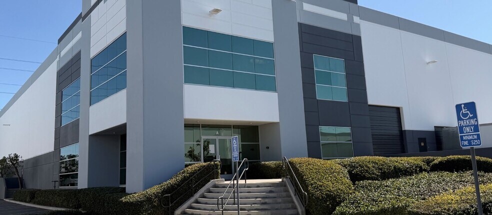 12481 Riverside Dr, Eastvale, CA à louer - Photo de l’immeuble – Image 2 sur 5