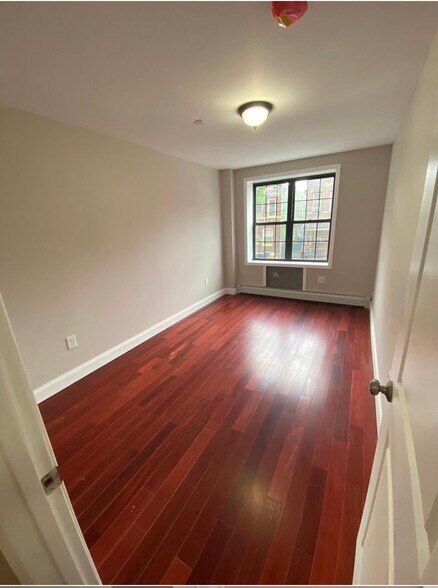 643 & 647 Sheffield Ave portefeuille de 2 biens à vendre sur LoopNet.fr - Photo de l’immeuble – Image 3 sur 8
