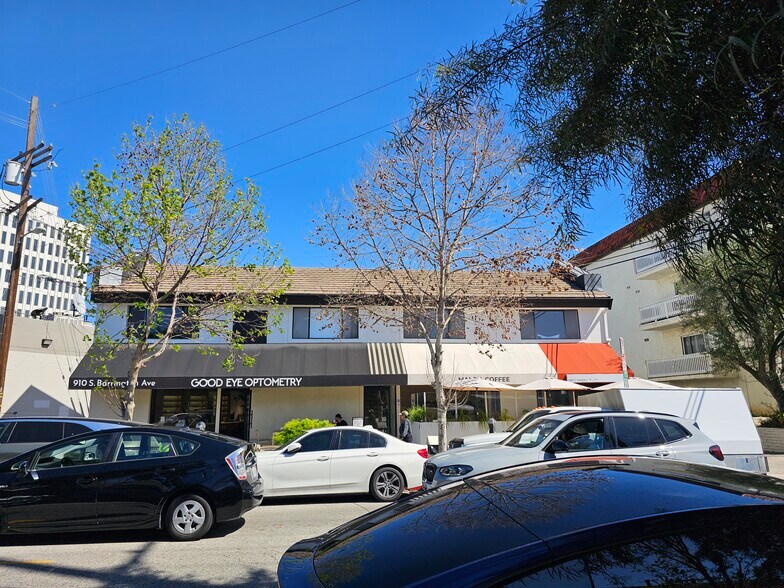 910 S Barrington Ave, Los Angeles, CA à louer - Photo de l’immeuble – Image 2 sur 12