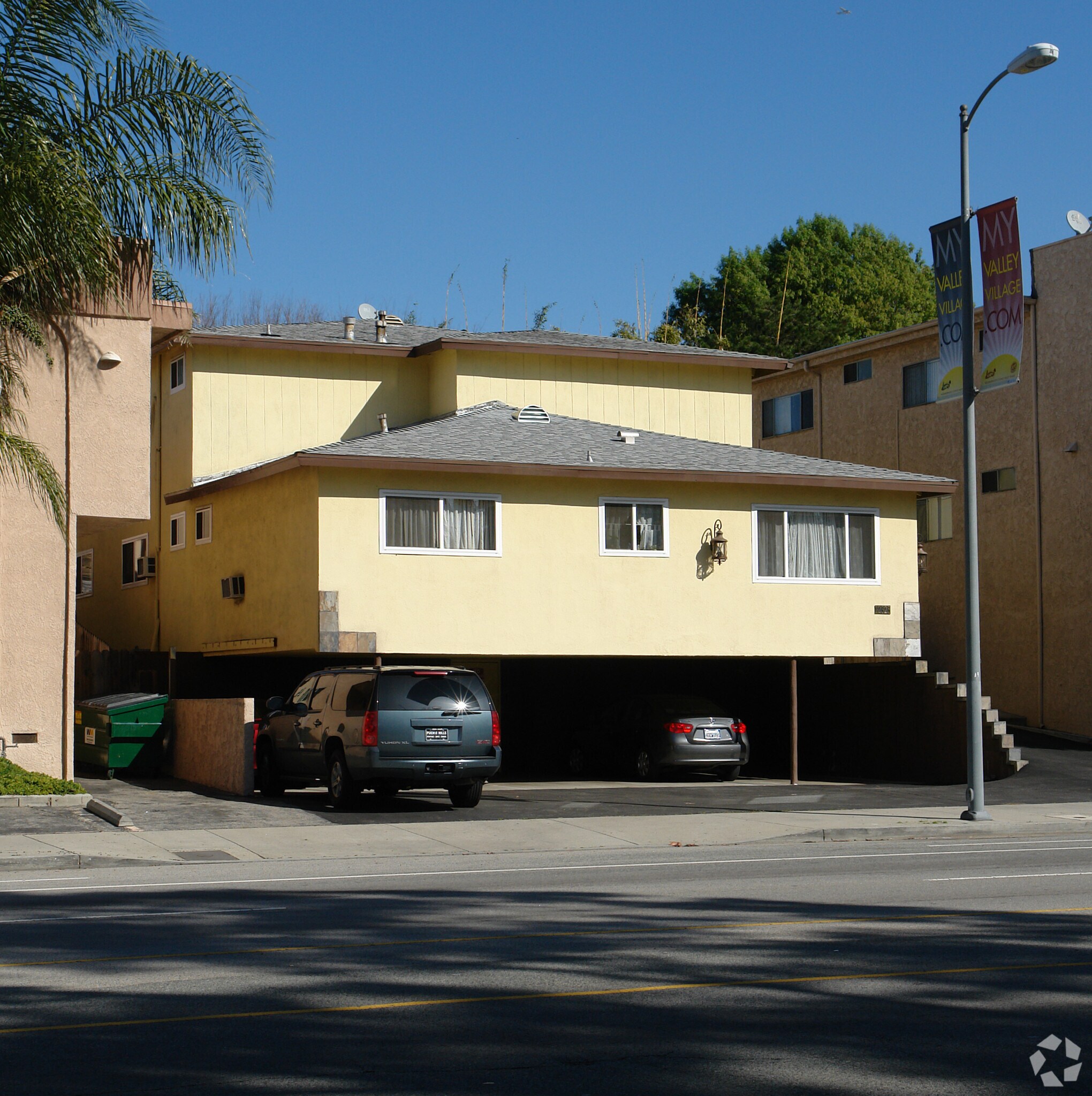 12325 Riverside Dr, Valley Village, CA à vendre Photo de l’immeuble– Image 1 sur 9
