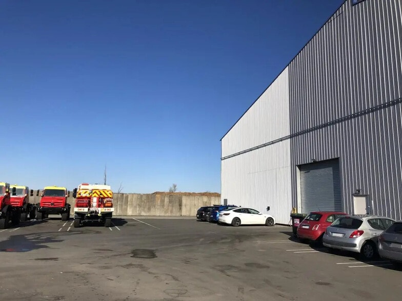 Local d’activités dans Bassens à louer - Photo de l’immeuble – Image 2 sur 10