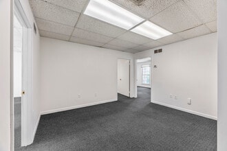 330 Milltown Rd, East Brunswick, NJ à louer Photo intérieure– Image 1 sur 6