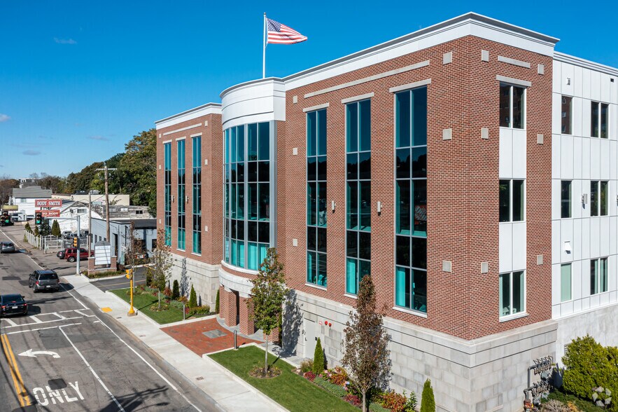 218 Willard St, Quincy, MA à louer - Photo de l’immeuble – Image 1 sur 13