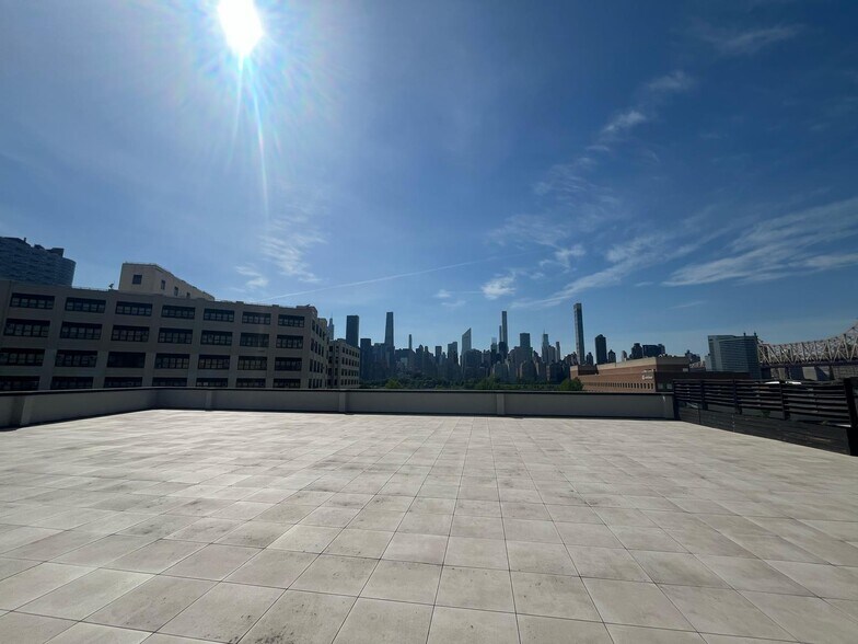 9-03 44th Rd, Long Island City, NY à louer - Photo de l’immeuble – Image 3 sur 13