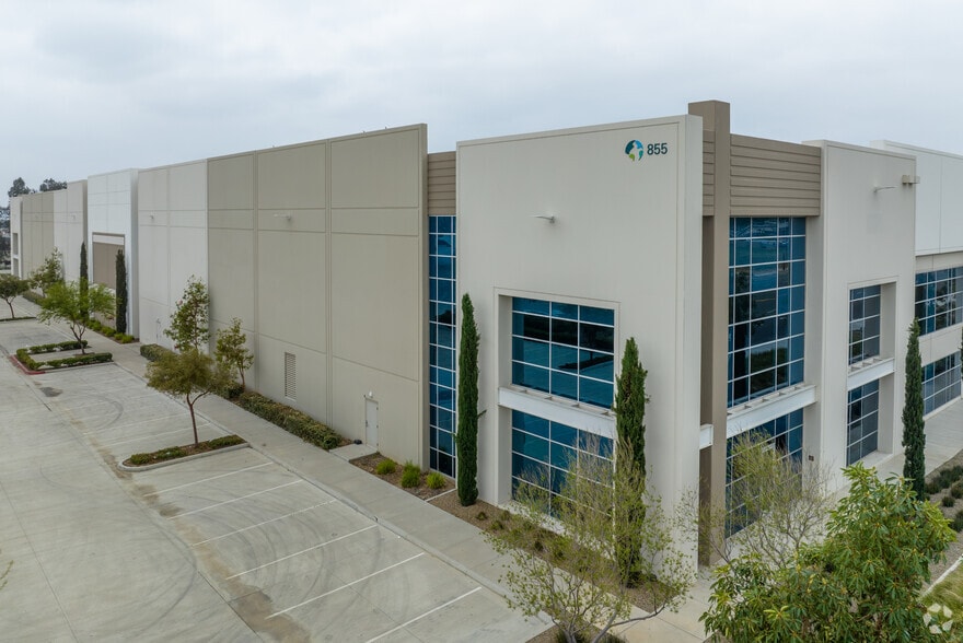 855 W Valley Blvd, Bloomington, CA à louer - Photo principale – Image 1 sur 6