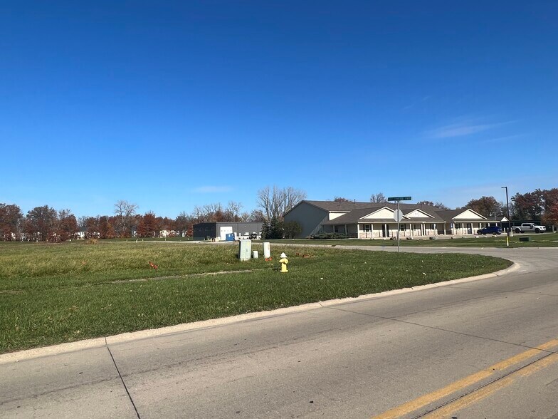 32868 Pin Oak Pkwy, Avon Lake, OH à vendre - Photo de l’immeuble – Image 3 sur 5