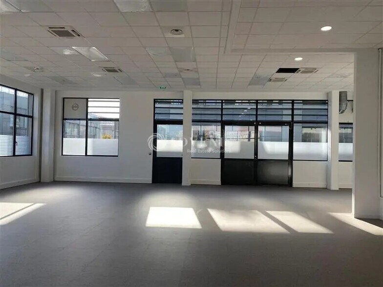 Local d’activités dans Bagneux à louer - Photo de l’immeuble – Image 3 sur 8
