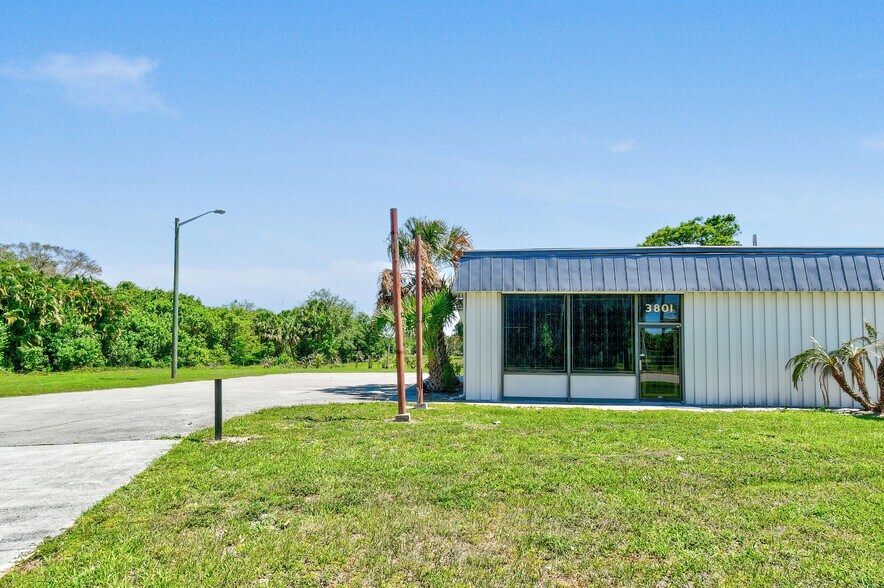 3801 Okeechobee Rd, Fort Pierce, FL à louer - Photo principale – Image 1 sur 11