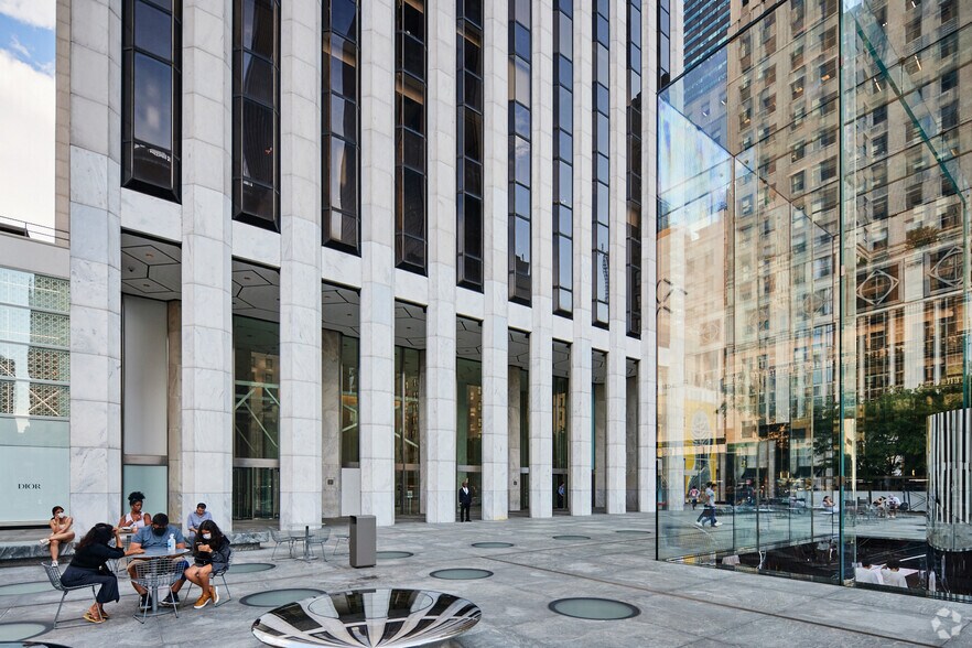 767 Fifth Ave, New York, NY à louer - Photo de l’immeuble – Image 3 sur 5