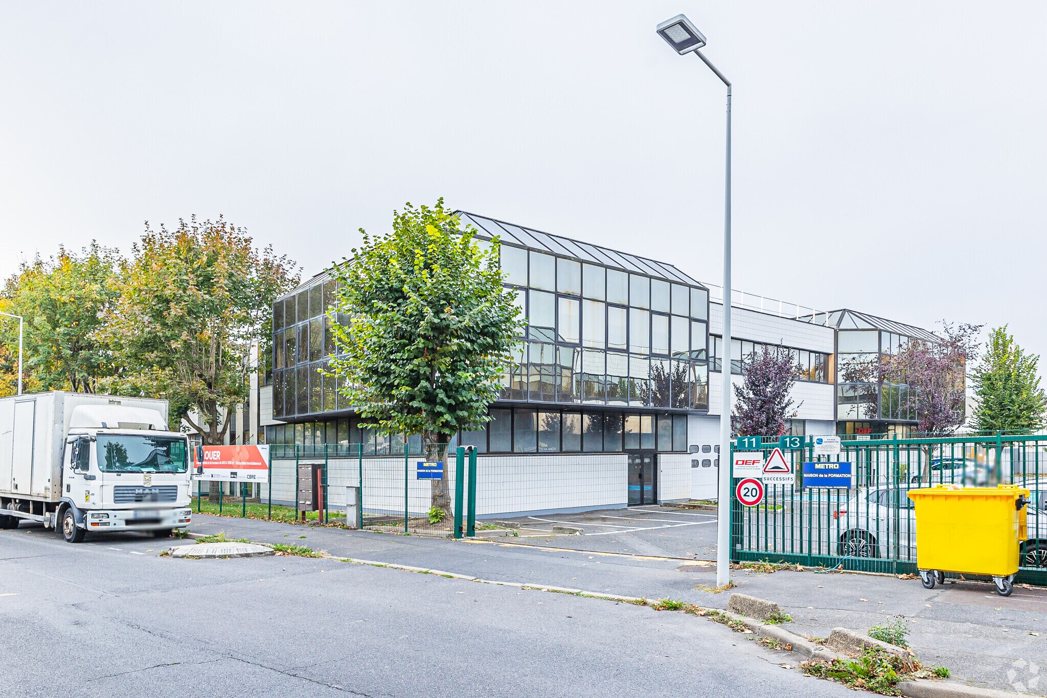 11 Rue Des Hautes Pâtures, Nanterre à louer Photo principale– Image 1 sur 3