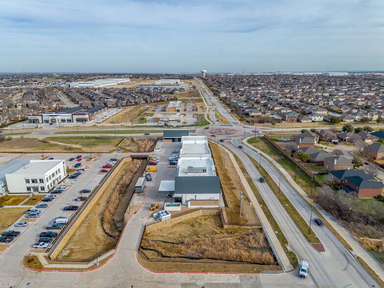 9555 Harmon Rd, Fort Worth, TX à louer - Photo de l’immeuble – Image 2 sur 13