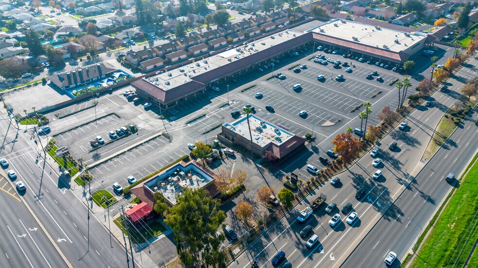6767 N 1st St, Fresno, CA à vendre - Photo de l’immeuble – Image 2 sur 8
