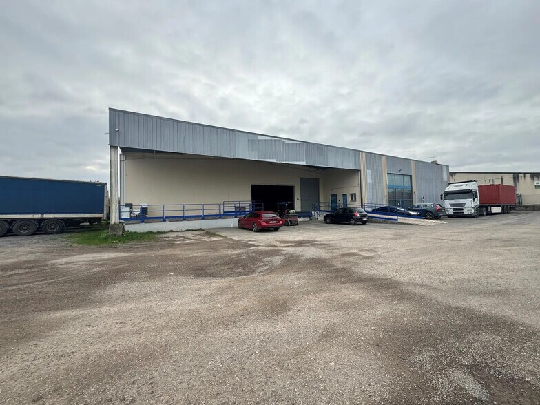 Industriel/Logistique dans Saint-Martin-sur-le-Pré à louer - Photo de l’immeuble – Image 3 sur 5