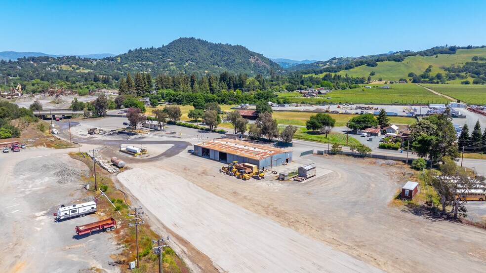 13611 Healdsburg Ave, Healdsburg, CA à louer - Photo de l’immeuble – Image 3 sur 5