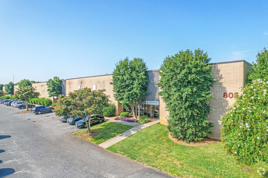 805 Pressley Rd, Charlotte, NC à louer - Photo de l’immeuble – Image 1 sur 7