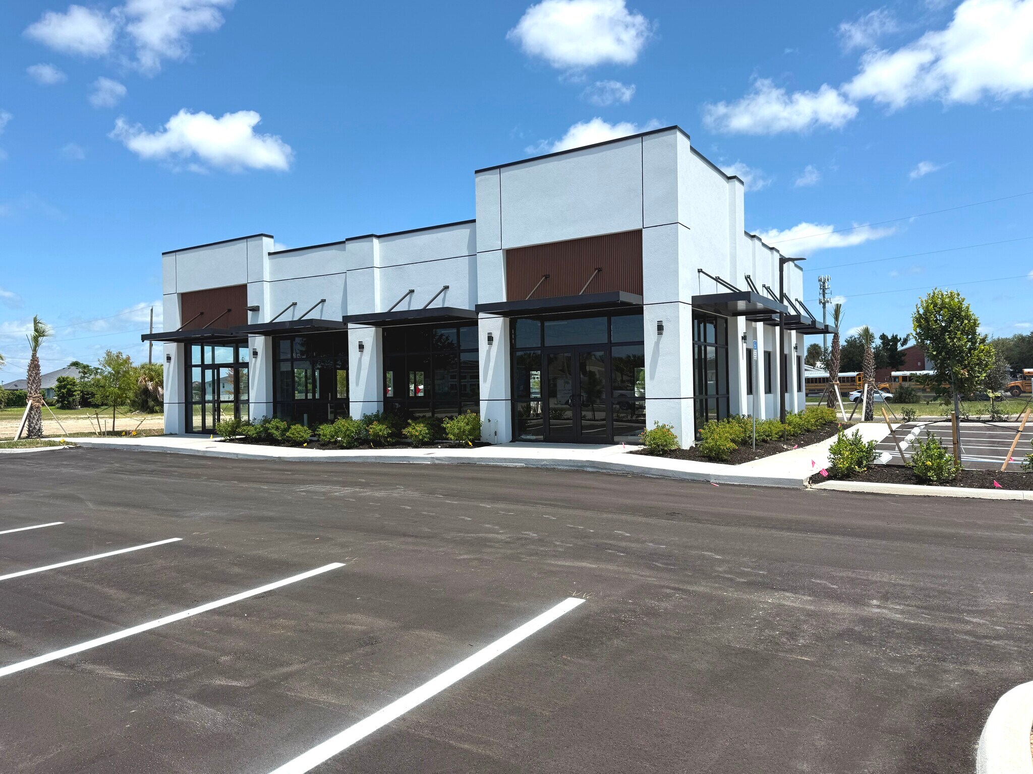 1925 Skyline Blvd, Cape Coral, FL à louer Photo de l’immeuble– Image 1 sur 7