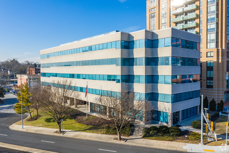 200 W Towsontown Blvd, Towson, MD à louer - Photo de l’immeuble – Image 1 sur 2