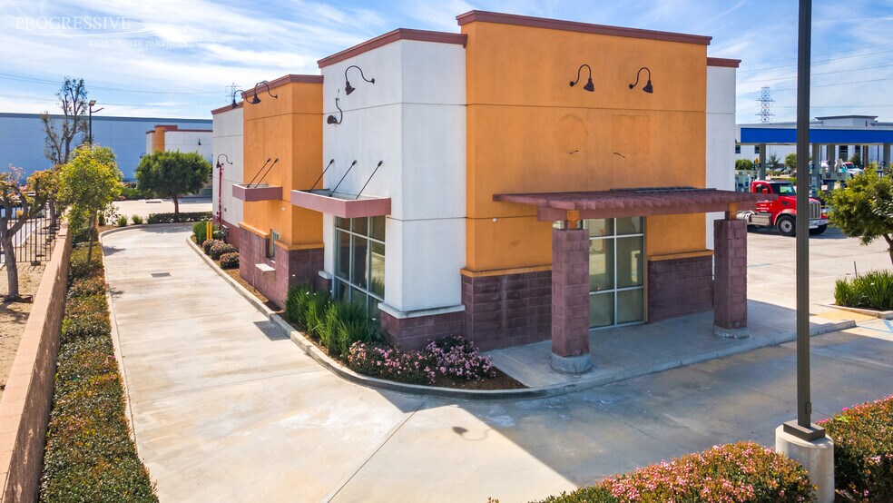 12491 Riverside Dr, Eastvale, CA à louer - Photo de l’immeuble – Image 2 sur 14