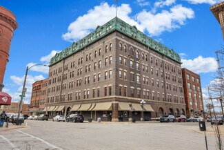 Plus de détails pour 207 W Jefferson St, Bloomington, IL - Bureau à vendre