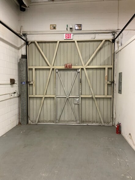 16148-16150 Wyandotte St, Van Nuys, CA à louer - Photo intérieure – Image 2 sur 4