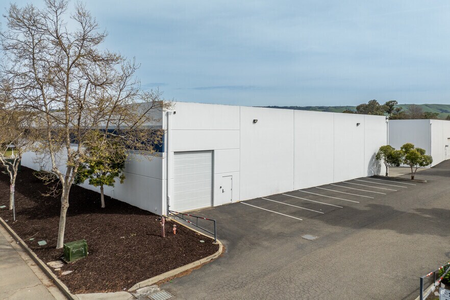 1580 Zephyr Ave, Hayward, CA à louer - Photo de l’immeuble – Image 3 sur 15