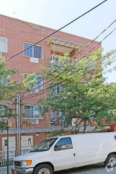 10820 38th Ave, Corona, NY à vendre - Photo de l’immeuble – Image 2 sur 2