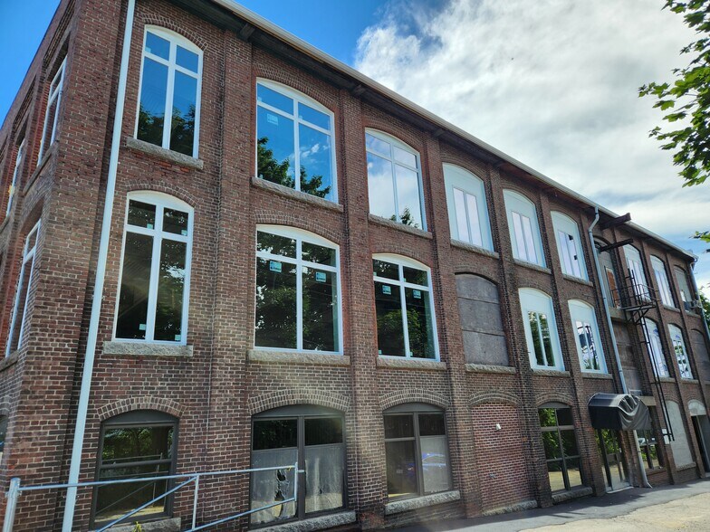 565 N Main St, Woonsocket, RI à louer - Photo de l’immeuble – Image 2 sur 13