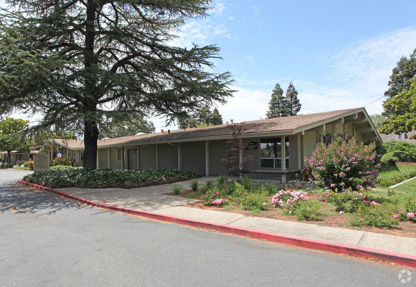 803 Coffee Rd, Modesto, CA à vendre - Photo principale – Image 1 sur 11
