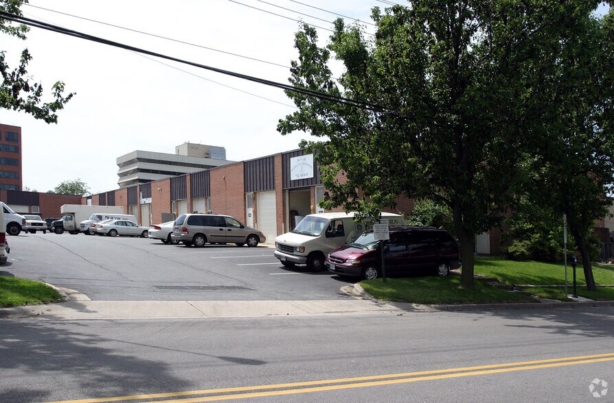 330 N Stonestreet Ave, Rockville, MD à louer - Photo de l’immeuble – Image 2 sur 6