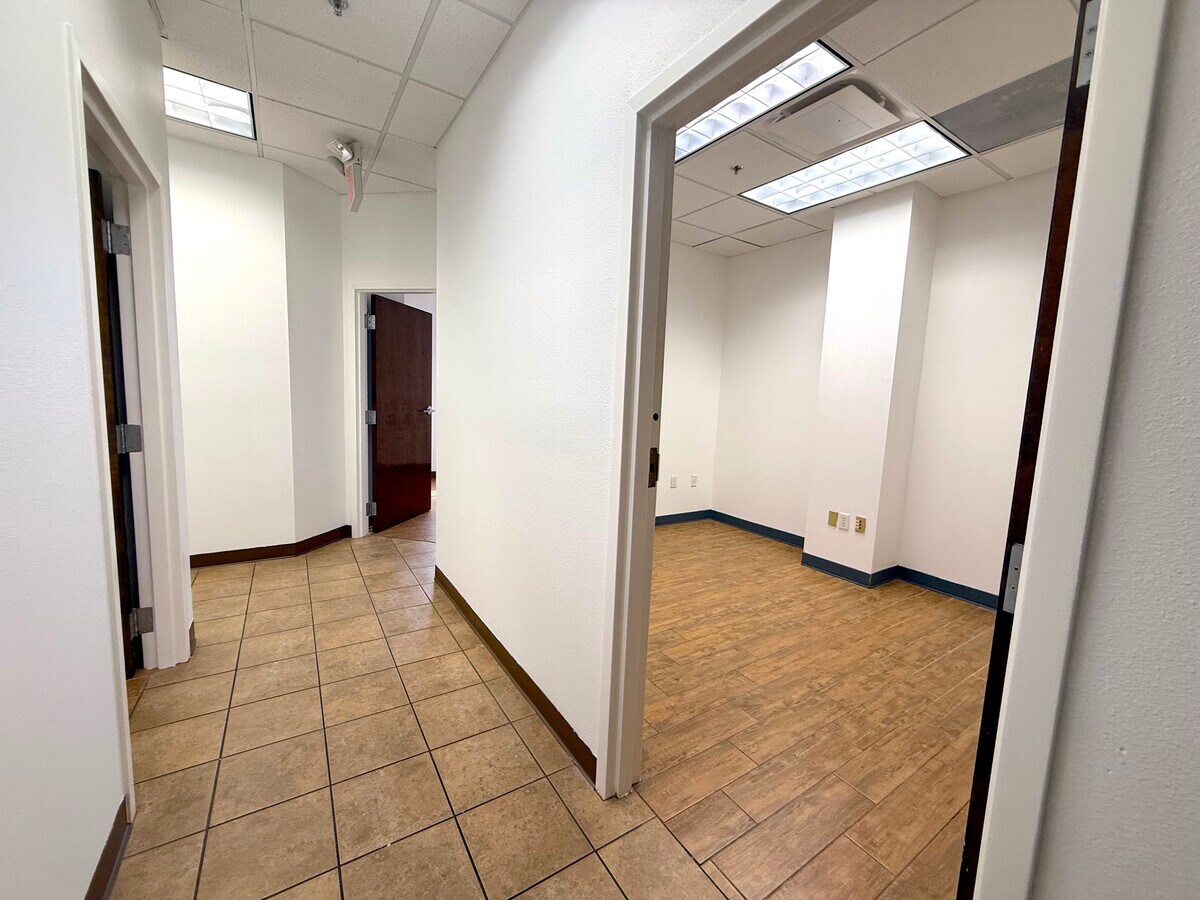 6735 Conroy Windermere Rd, Orlando, FL 32835 - Lot 221 -  - Photo intérieure - Image 1 of 17