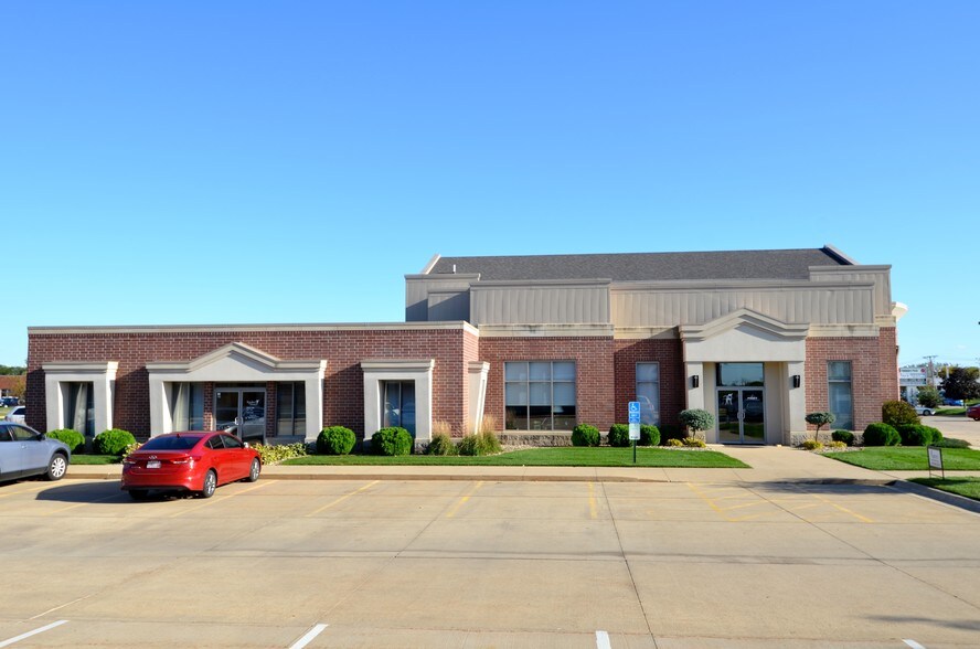 1065-1067 N Center Point Rd, Hiawatha, IA à vendre - Photo de l’immeuble – Image 2 sur 8