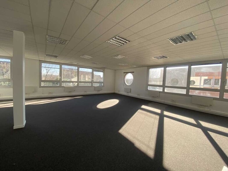 Bureau dans Émerainville à vendre - Photo intérieure – Image 3 sur 7