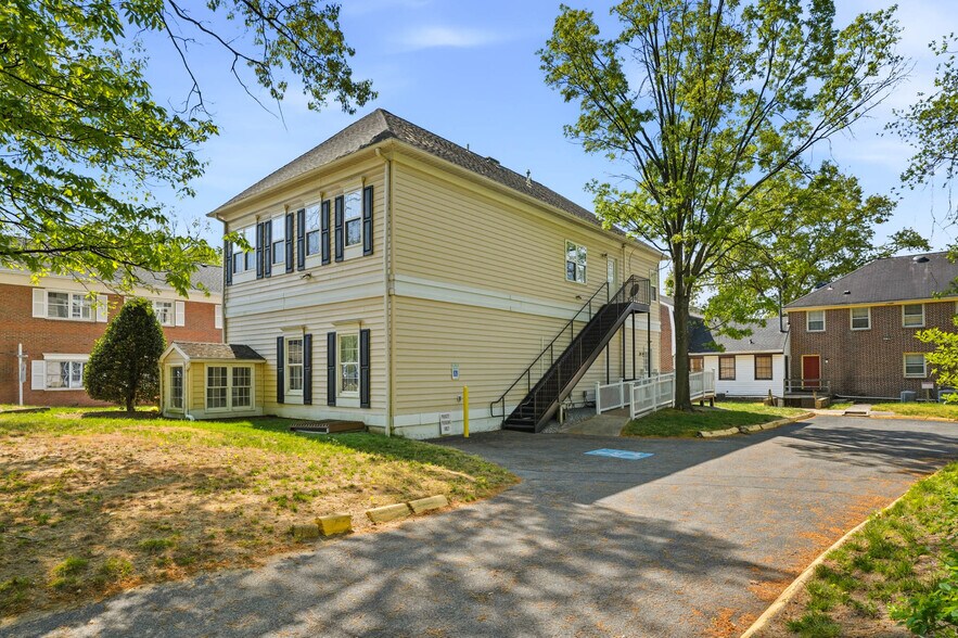 1662 Village Green, Crofton, MD à louer - Photo de l’immeuble – Image 3 sur 17